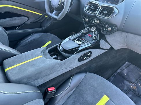 Used 2022 Aston Martin V8 Vantage Coupe image 17