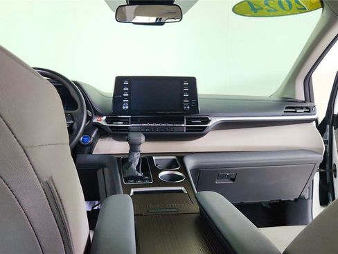 Used 2024 Toyota Sienna LE image 29