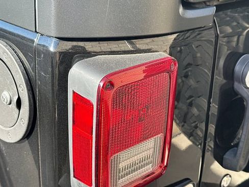 Used 2017 Jeep Wrangler Rubicon w/ Power Convenience Group AWD/4WD image 13