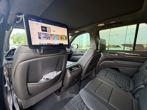 Used 2024 Cadillac Escalade Premium Luxury Platinum RWD image 16