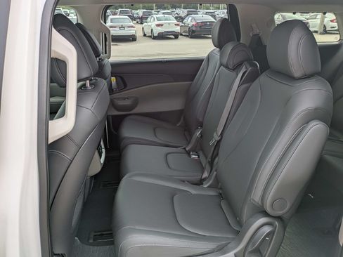 New 2026 Kia Carnival EX FWD image 17