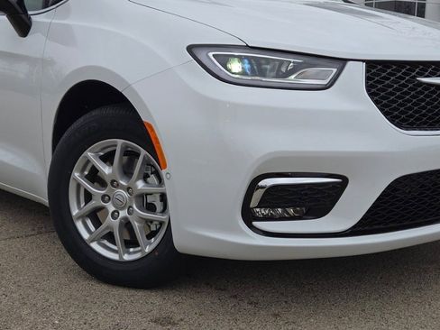 New 2026 Chrysler Pacifica Select image 3