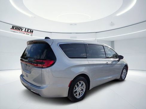 New 2026 Chrysler Pacifica Select FWD image 3