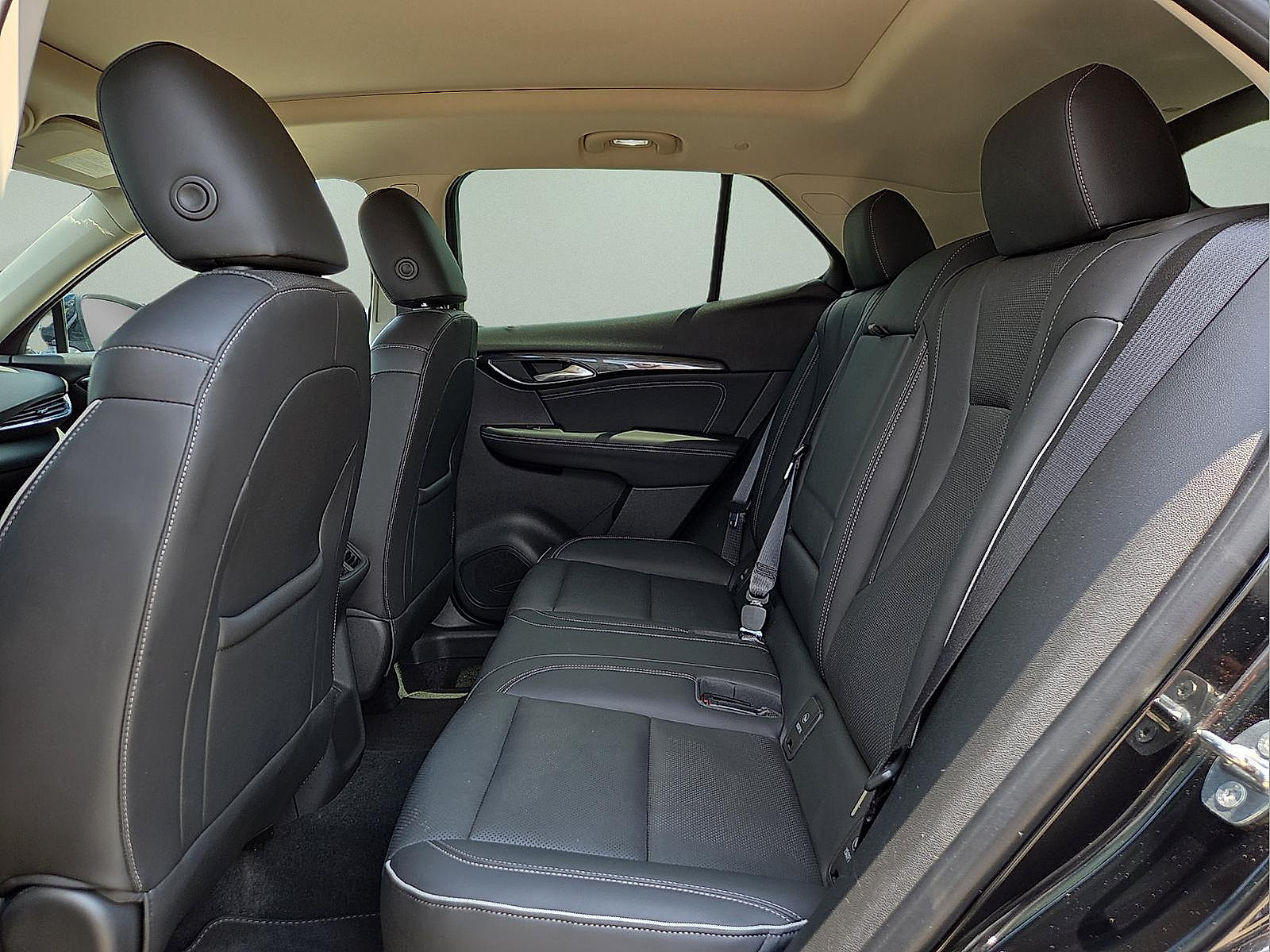 Used 2022 Buick Envision Essence w/ Technology Package I AWD/4WD image 10