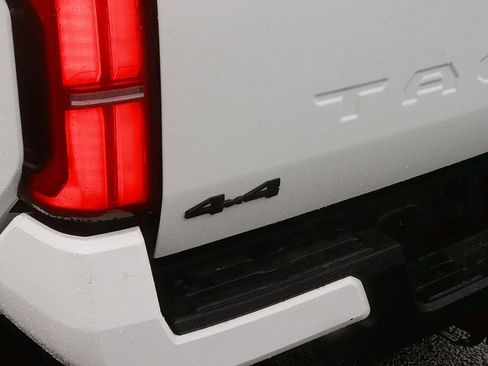 Used 2025 Toyota Tacoma TRD Off-Road image 7