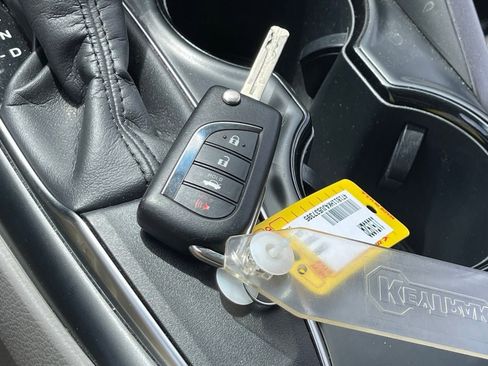 Used 2018 Toyota Camry SE image 12