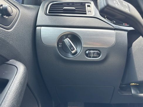 Used 2016 Volkswagen Jetta Sport FWD image 24