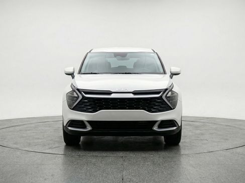 Used 2025 Kia Sportage LX image 2