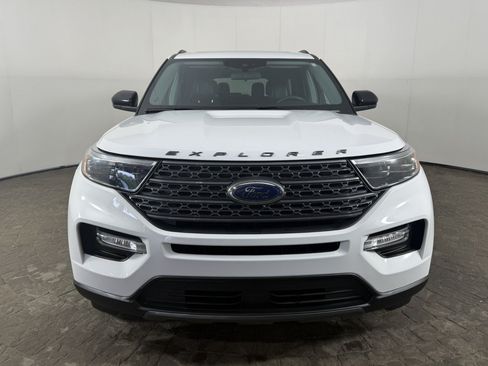 Used 2022 Ford Explorer XLT w/ Equipment Group 202A AWD/4WD image 2