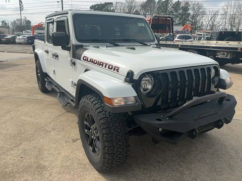 Used 2022 Jeep Gladiator Sport image 2
