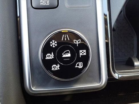 New 2025 Nissan Pathfinder SV image 16