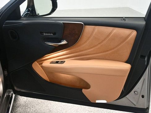 Used 2023 Lexus LS 500 w/ Accessory Package (Z2) image 23