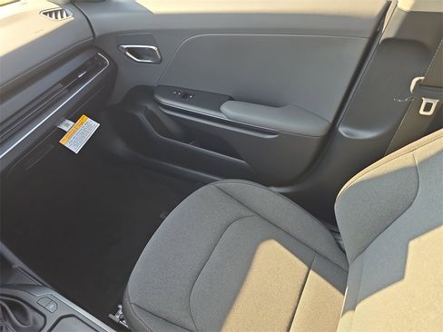 New 2025 Kia K4 LXS image 17