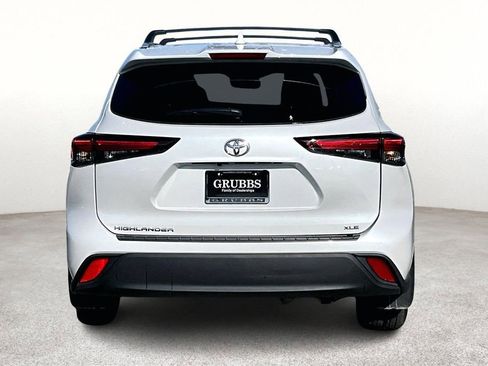 Used 2024 Toyota Highlander LE image 6