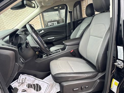 Used 2018 Ford Escape SE w/ SE Sport Appearance Package FWD image 3