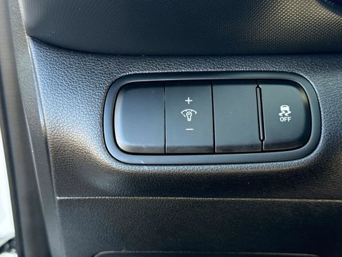 Used 2023 Hyundai Venue SEL image 29