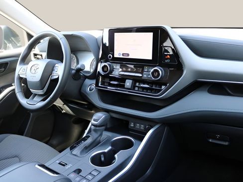 Used 2025 Toyota Highlander LE FWD image 20