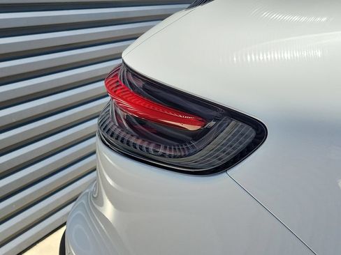 Certified 2025 Porsche Macan AWD/4WD image 16