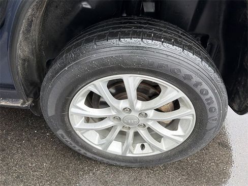 Used 2019 Jeep Cherokee Latitude w/ Popular Appearance Group image 12