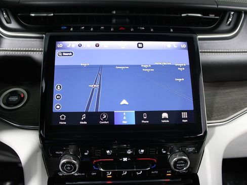 Used 2022 Jeep Grand Cherokee Overland w/ Luxury Tech Group IV image 15