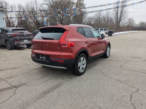 Used 2021 Volvo XC40 T4 Momentum image 3