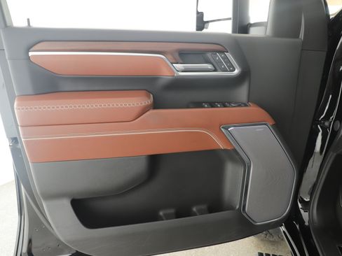 Used 2025 GMC Sierra 2500 Denali Ultimate image 8