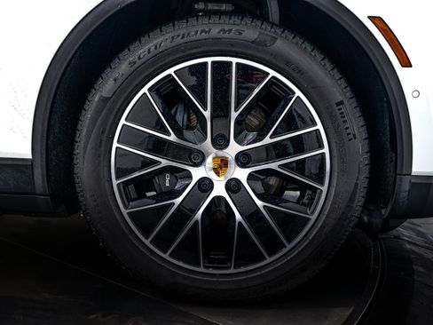 Certified 2025 Porsche Macan Electric image 11