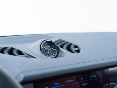 Used 2025 Porsche Cayenne GTS image 28