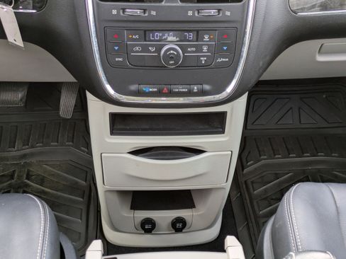 Used 2014 Chrysler Town & Country Touring image 19