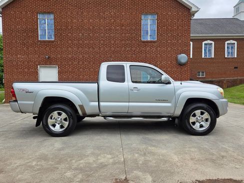 Used 2005 Toyota Tacoma PreRunner RWD image 4