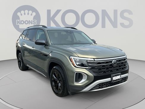 Used 2025 Volkswagen Atlas Peak Edition SE AWD/4WD image 18
