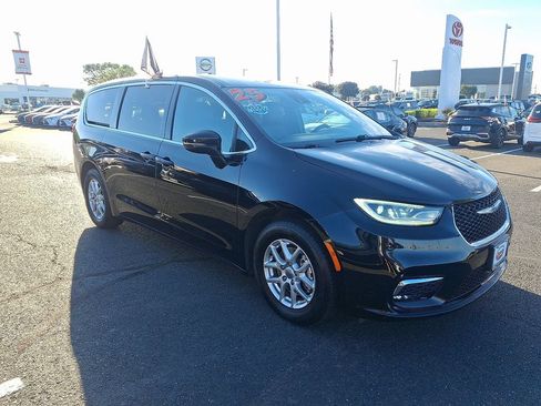 Used 2025 Chrysler Pacifica Select FWD image 3