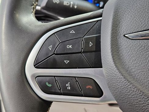 Used 2023 Chrysler Pacifica Touring-L FWD image 21