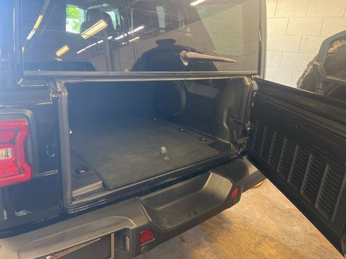 Used 2025 Jeep Wrangler Unlimited Rubicon AWD/4WD image 12