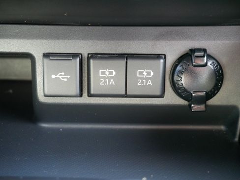 Used 2021 Toyota Highlander XLE AWD/4WD image 32