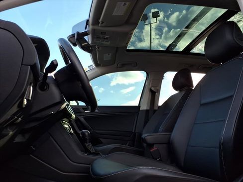 Used 2021 Volkswagen Tiguan SE w/ Panoramic Sunroof Package image 28