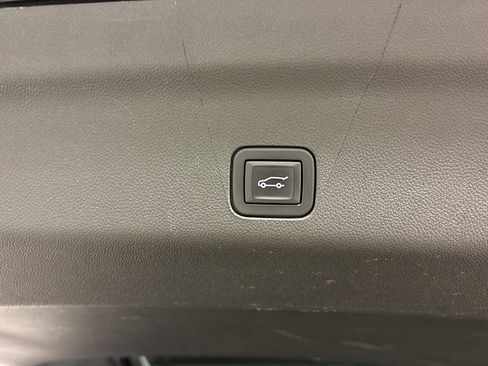 Used 2022 Cadillac Escalade Luxury RWD image 19