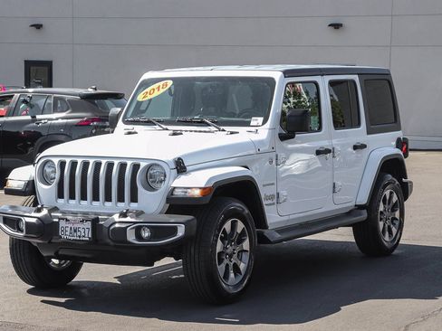 Used 2018 Jeep Wrangler Unlimited Sahara AWD/4WD image 3