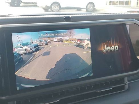 Used 2025 Jeep Wrangler Unlimited Rubicon w/ Convenience Group AWD/4WD image 15
