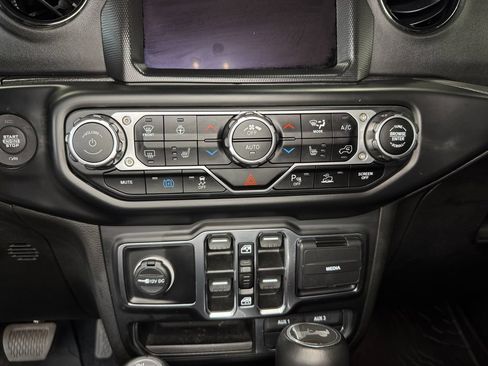 Used 2023 Jeep Wrangler Unlimited Sahara AWD/4WD image 19