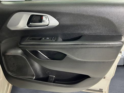 Used 2021 Chrysler Pacifica Touring-L w/ Uconnect Theater Family Group image 15