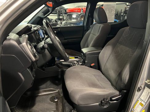 Used 2016 Toyota Tacoma TRD Off-Road image 9