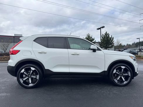 Used 2020 Volvo XC40 T5 Momentum w/ Protection Package Premier image 12