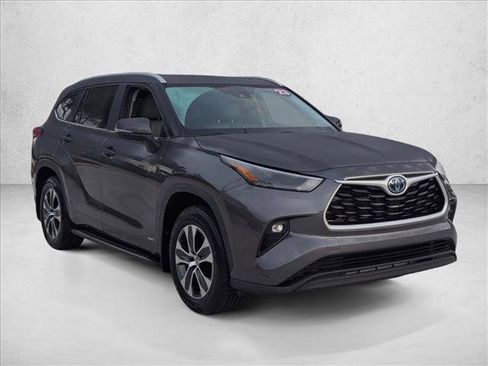 Certified 2023 Toyota Highlander XLE image 3