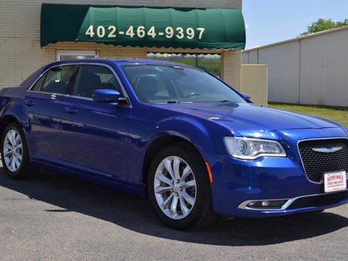 Used 2018 Chrysler 300 Touring L AWD/4WD image 11
