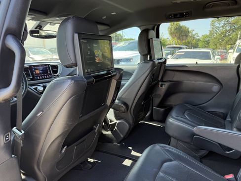 Used 2020 Chrysler Pacifica Touring-L AWD/4WD image 20