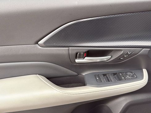 Used 2025 Toyota Grand Highlander AWD Hybrid image 11