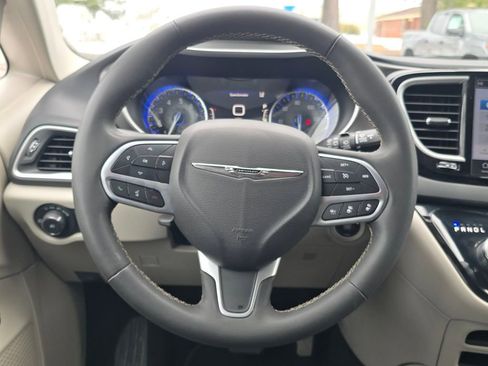 Used 2024 Chrysler Pacifica Touring-L image 14