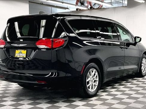 Used 2023 Chrysler Voyager LX FWD image 13