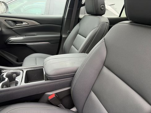 Certified 2025 Chevrolet Traverse LT w/ Sun and Wheel Package image 8